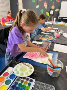girl_paints_s